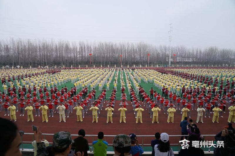 Demonstration of Wu Qin Xi by Tens of Thousands of People in the Hometown of Hua Tuo 
